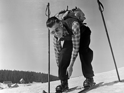 Skifahrer macht sich bereit für Abfahrt | © Shutterstock